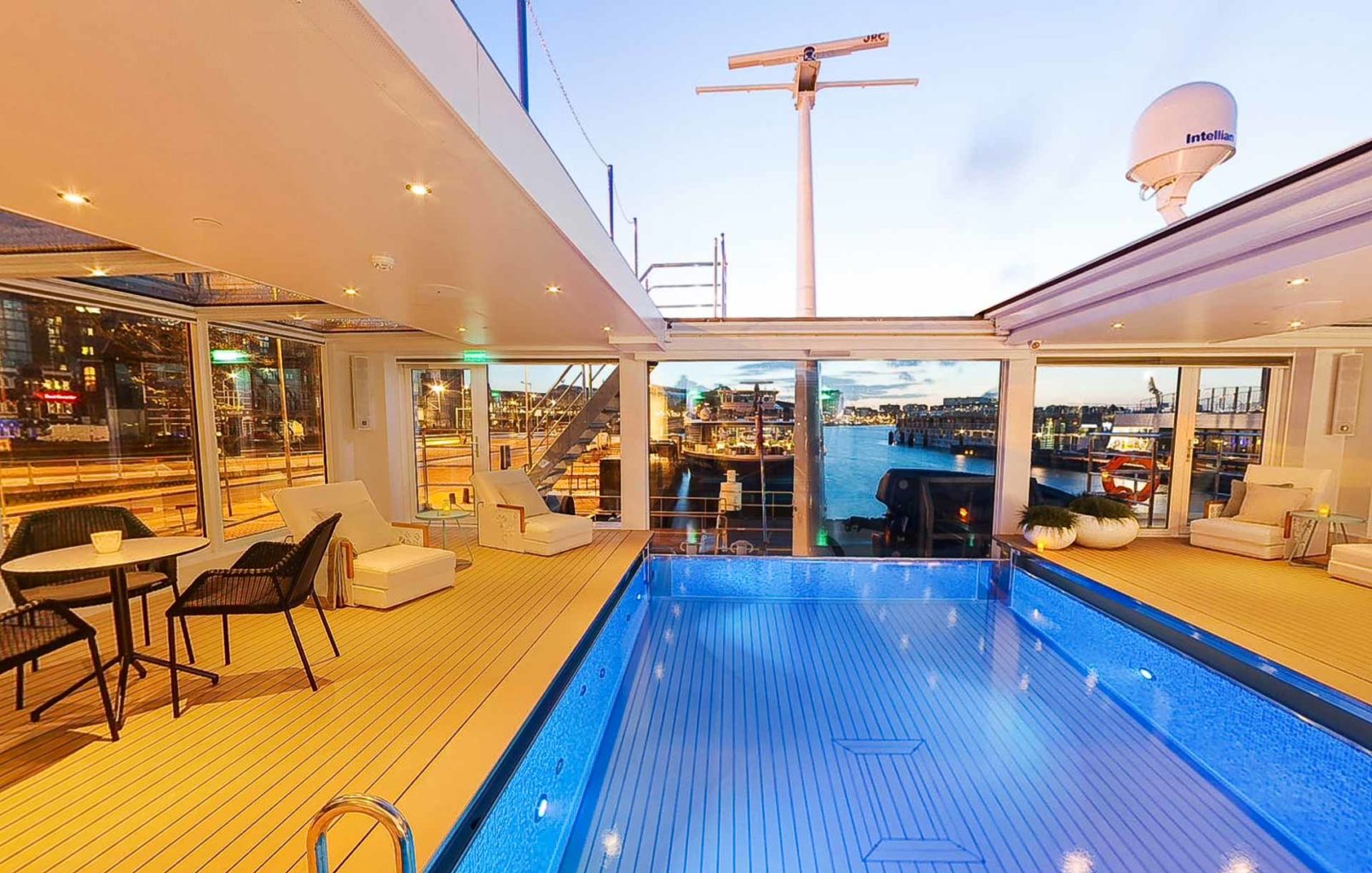 Flußkreuzfahrtschiff mit Cabrio-Schiebedach 23 Cabrio-Schiebedach auf Fluss-Kreuzfahrtschiff (Objekt 1121).