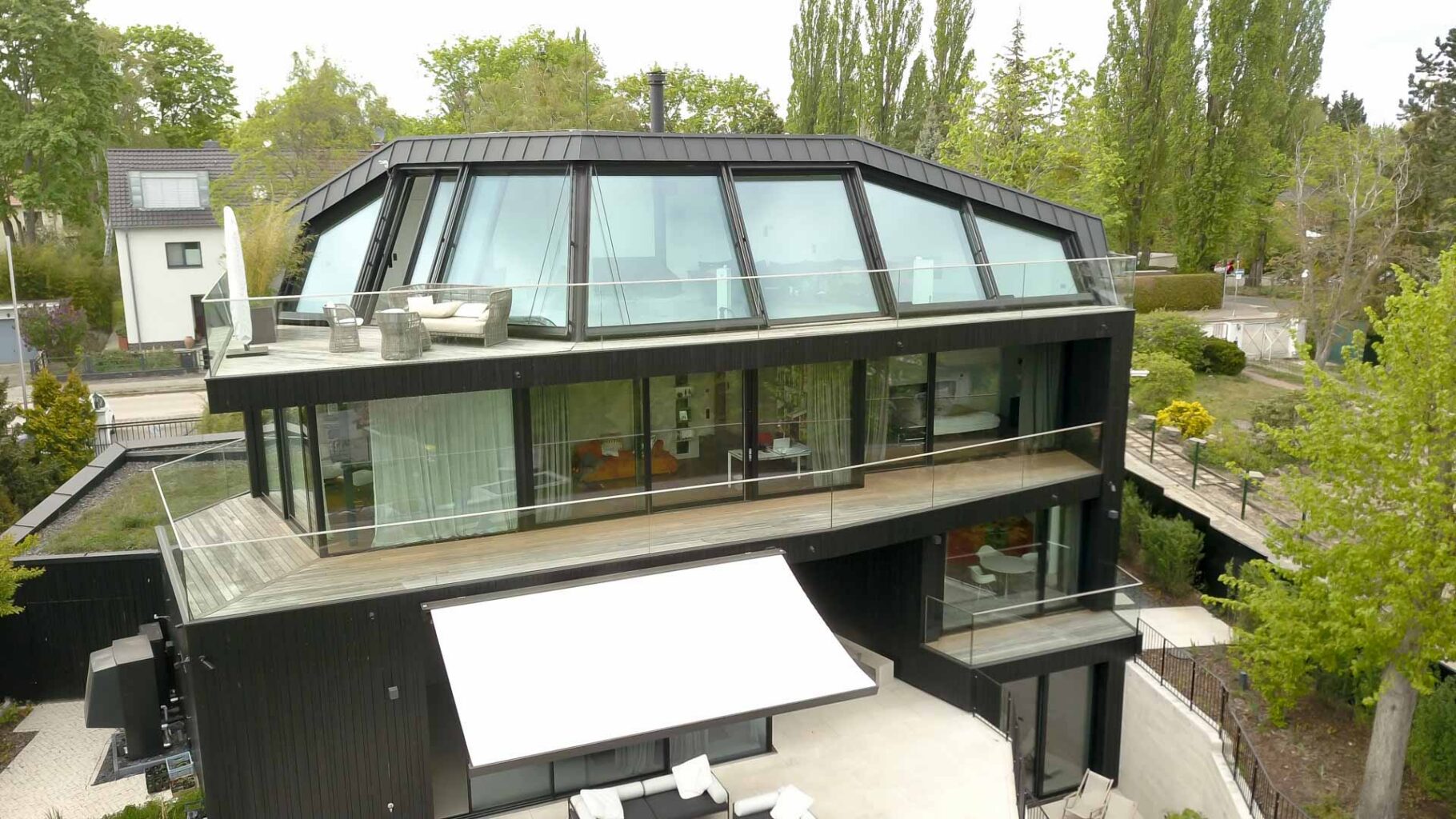 Panorama Dachschiebefenster in Berlin (Objekt 1245). 2-teilige Panorama AL Dachschiebefenster in Berlin (450 x 300 cm) - mit 3-fach Sonnenschutzglas und Dachflächenaussenbeschattungen