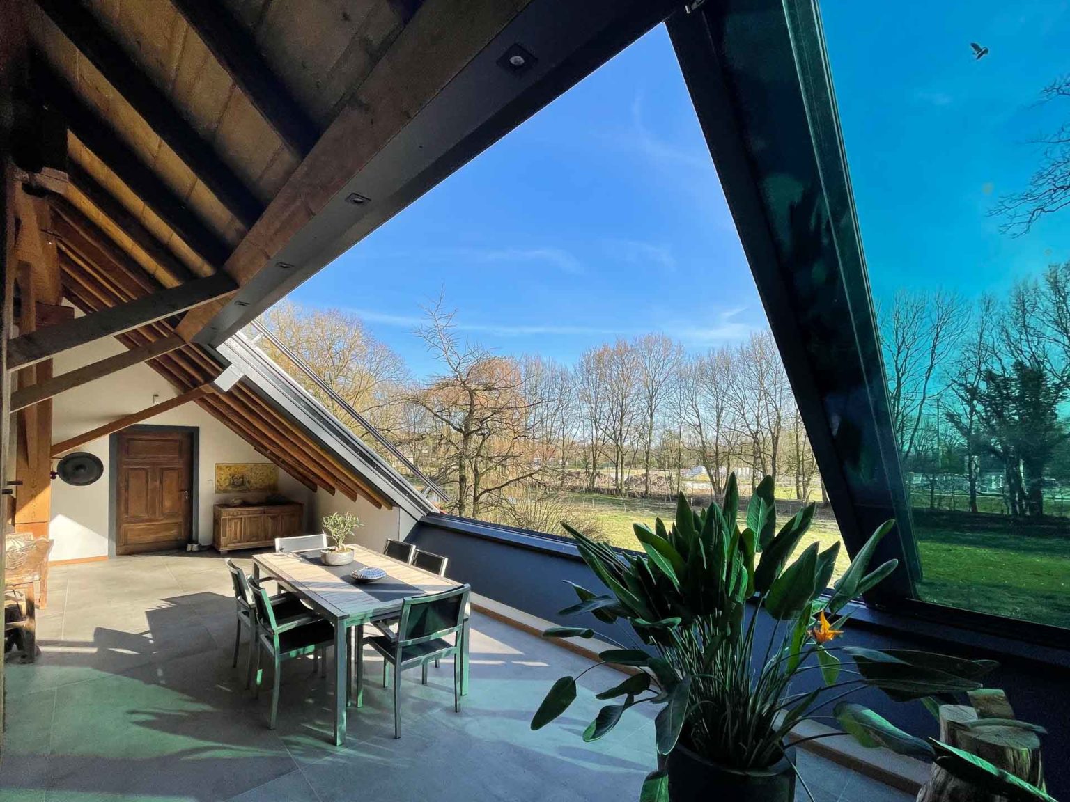 Panorama Dachschiebenster in Leer (Objekt 1206). 2 teiliges Panorama Dachschiebefenster (Typ AL), 1050  cm breit und 350 cm hoch, 3-fach Glas (Ug 0,7) und Sonnenschutzfunktion, Elektroantrieb