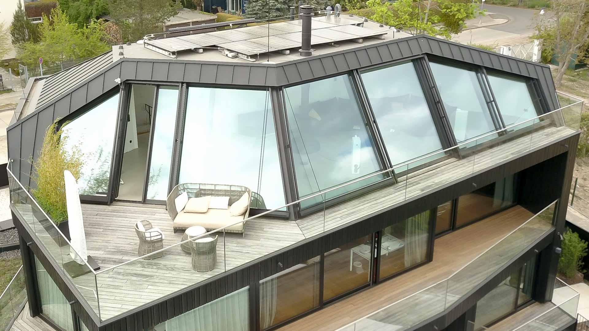 Objekt 1245 - Panorama Dachschiebefenster in Berlin. Cockpitverglasung mit 2 integrierten 2-teiligen Panorama AL Dachschiebefenstern in Berlin inkl. 3-fach Sonnenschutzglas und Dachflächenaussenbeschattungen