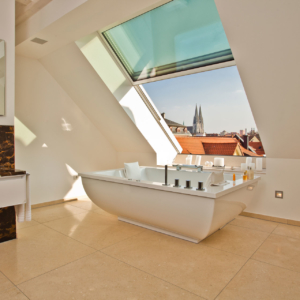 OpenAir Dachschiebefenster in Regensburg (Objekt 1100). Ein Badezimmer lässt sich hervorragend unter schrägen Dachflächen realisieren. Attraktive Einrichtungskonzepte und großzügige Fensterflächen ermöglichen einladende Wellnesslandschaften.