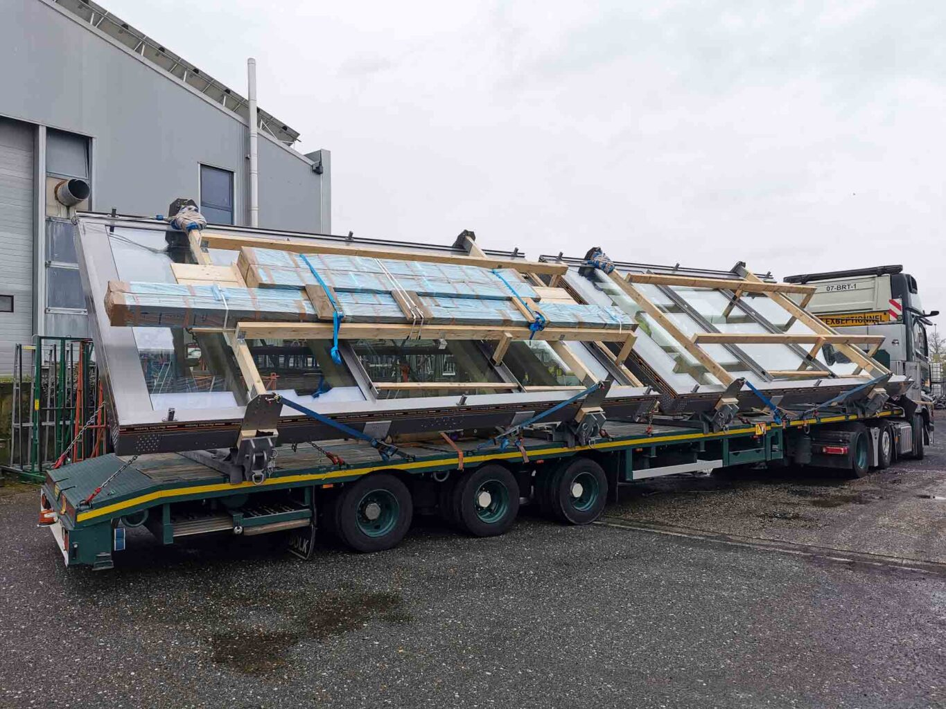 Transport van twee op maat gemaakte OpenAir schuifdakramen per zware vrachtwagen, klaar voor installatie aan het Starnbergmeer