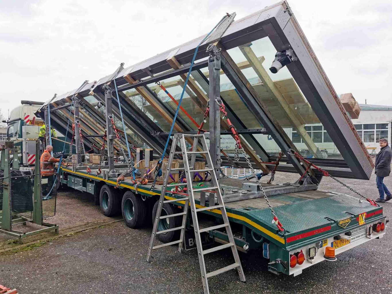2 OpenAir dakramen op dieplader klaarmaken voor transport