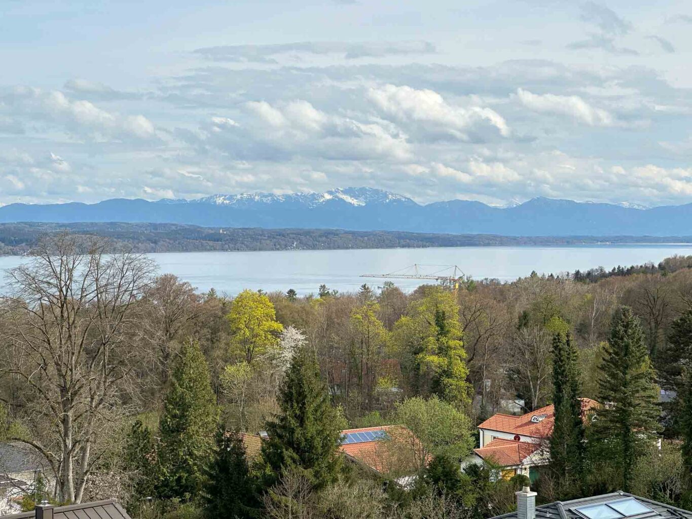 Perfect zicht: OpenAir-schuifdakraam met Alpenpanorama 2 Adembenemend uitzicht vanaf de installatielocatie: het Starnbergmeer en het Alpenpanorama - het toekomstige raam biedt dit exclusieve uitzicht.