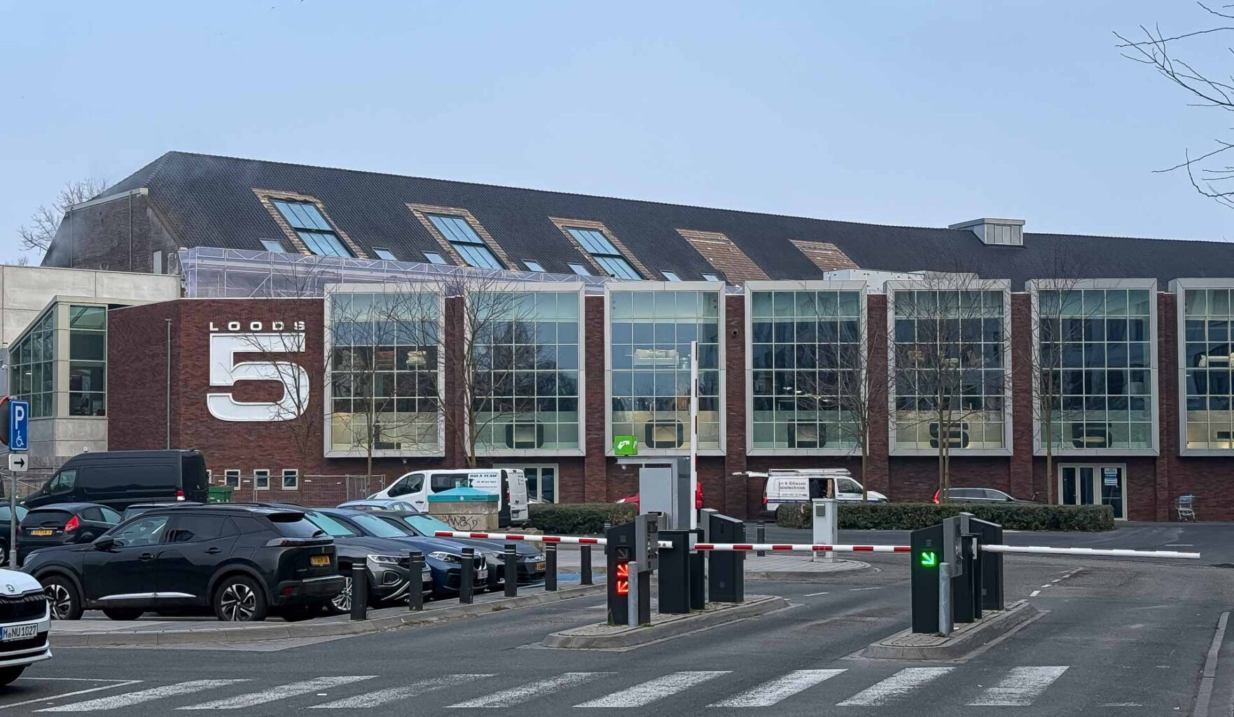 Modern sliding roof windows for the historic Sphinxkwartier: the first 7 windows have been installed! 1 Modern sliding roof windows for the historic Sphinxkwartier: the first 7 windows have been installed! 1