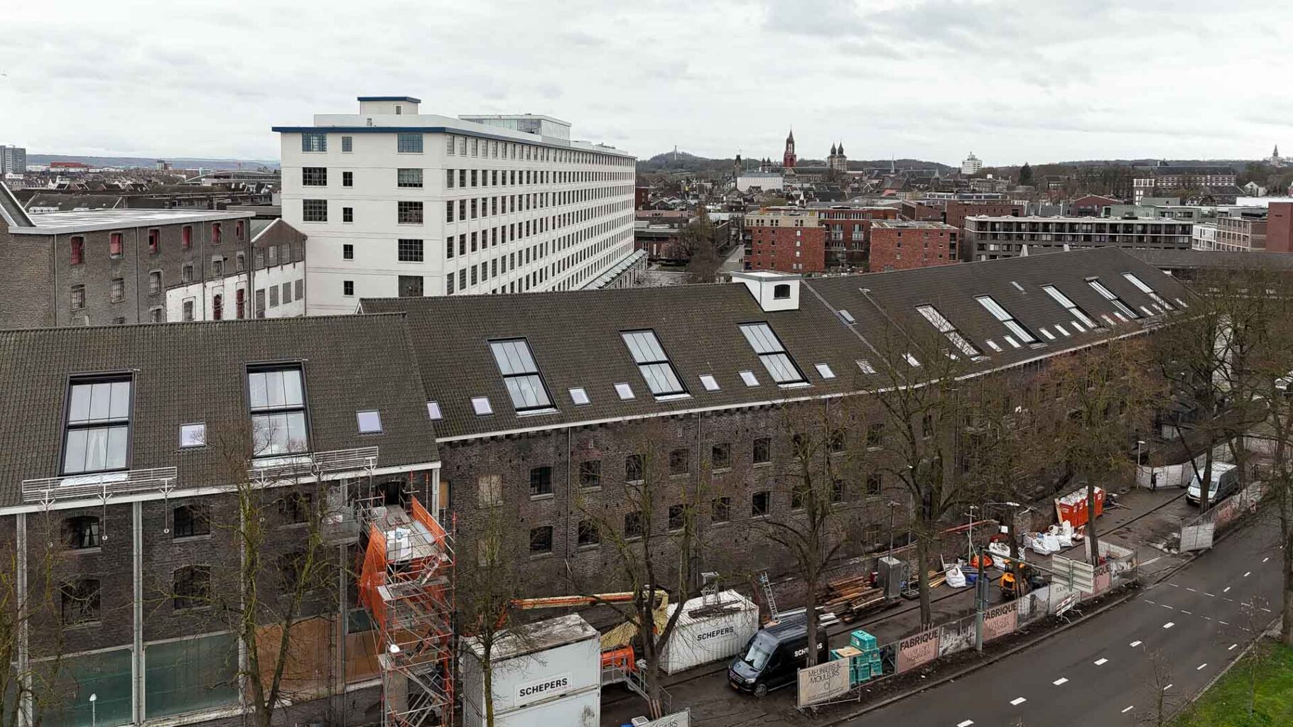 Project completion: All 21 sliding roof windows successfully installed 1 OpenAir sliding roof windows in Maastricht (Project 1304). The large-format OpenAir sliding roof windows add a modern touch to the roof of this historic building and create a uniform, light-filled design across the entire roof surface.