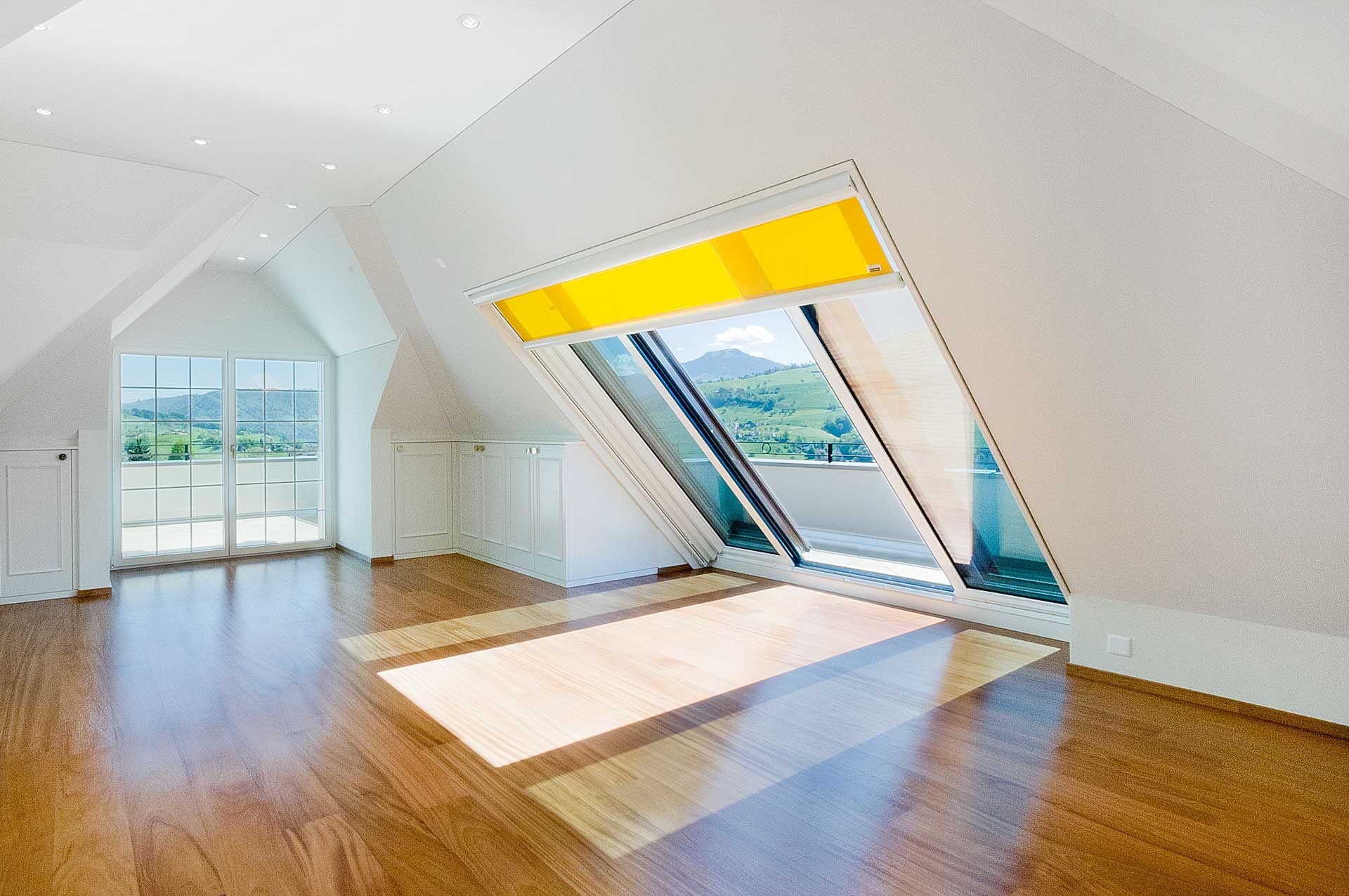 Panorama skylight in Küssnacht in Switzerland (object 1111). Panorama sliding roof windows allow plenty of sunlight into the room, allow a view of the surroundings and thus create an extraordinary atmosphere. Internal roller blinds offer protection from dazzling sun rays and can be adapted to the size of the window.