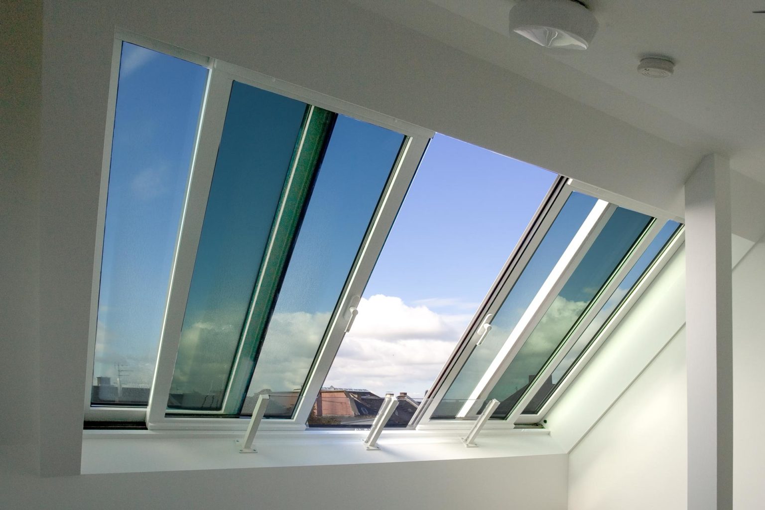 Außergewöhnliche Panoramaverglasung 6 Panorama Dachfenster in Heusenstamm (Objekt 984). Das Panoramafenster AL ist mit zwei und vier Fensterflügeln erhältlich. Bei der großen Variante werden die zwei mittleren Glaselemente unter die äußeren, fest montierten Flügel geschoben.