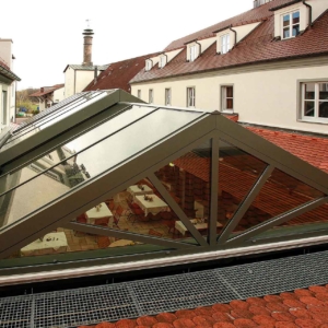 Cabrio-Schiebedach für Gastraum in Lengenfeld (Objekt 992). Bei schönem Wetter schiebt der E-Antrieb das Cabrio-Glasdach einfach zur Seite und die Gäste sitzen im "Freien"