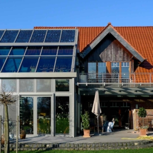 Objekt 1063 - außergewöhnlicher 2-geschossiger Wintergarten mit teilweise Photovoltaik im Dach sowie gläserne Treppe und Galerie mit Glasfussboden in Lage, Niedersachsen.