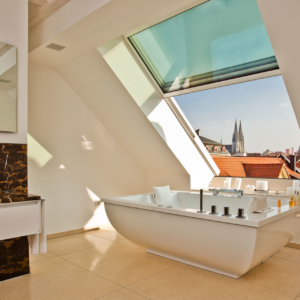 OpenAir Dachschiebefenster in Regensburg (Objekt 1100). Bei Tag und bei Nacht: das Luxus-Badeerlebnis mit Blick auf den Regensburger Dom