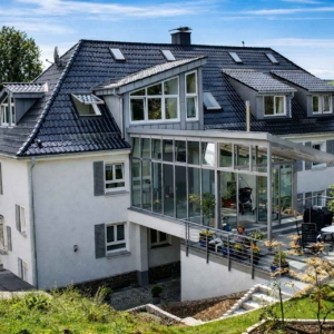 Objekt 1307 - Wintergarten mit Panoramablick in H&uuml;ckeswagen Gro&szlig;z&uuml;gige Glasfl&auml;chen und filigrane Aluminiumprofile schaffen einen flie&szlig;enden &Uuml;bergang zwischen Wohnraum und Terrasse.