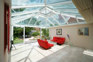 Serre in Everswinkel (object 938). Dit lichte glazen dak in Everswinkel biedt een vrij uitzicht op de hemel. Ledlampen die in de spanten zijn ingebouwd, zorgen ’s avonds voor een aangenaam licht.